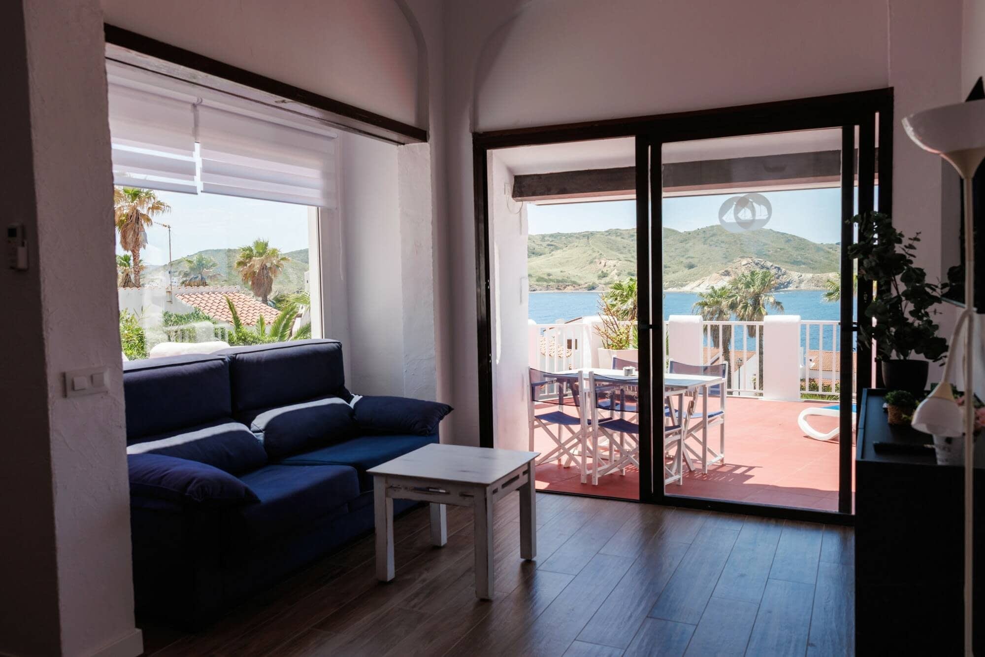 Salón con acceso a la terraza de El Bergantín