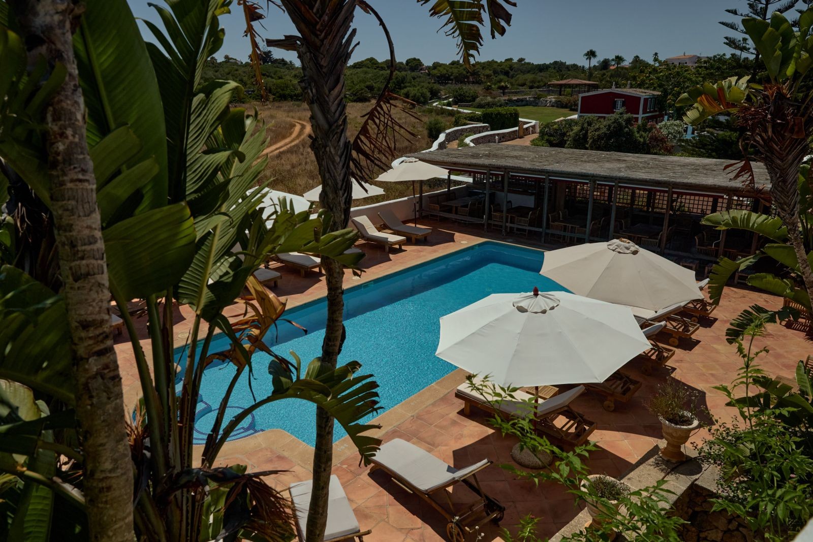 Vista de la piscina y jardines de Son Granot