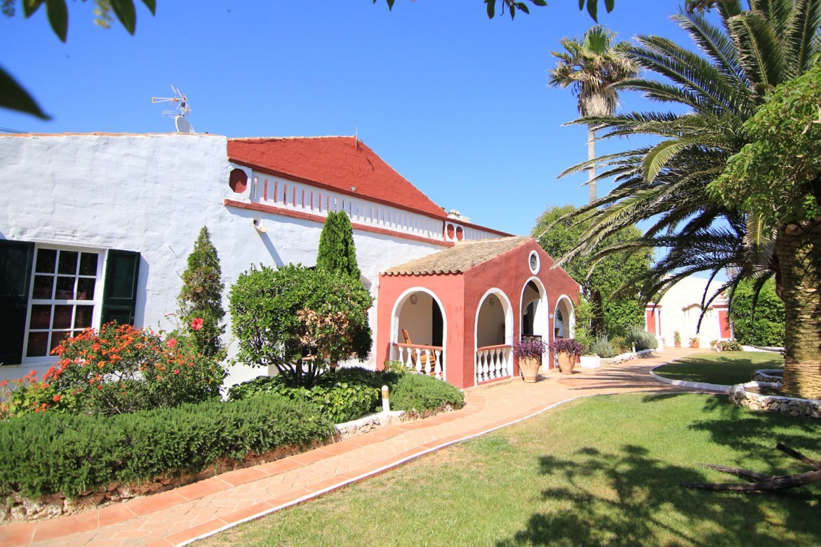 Fachada de Matxani Gran y jardines