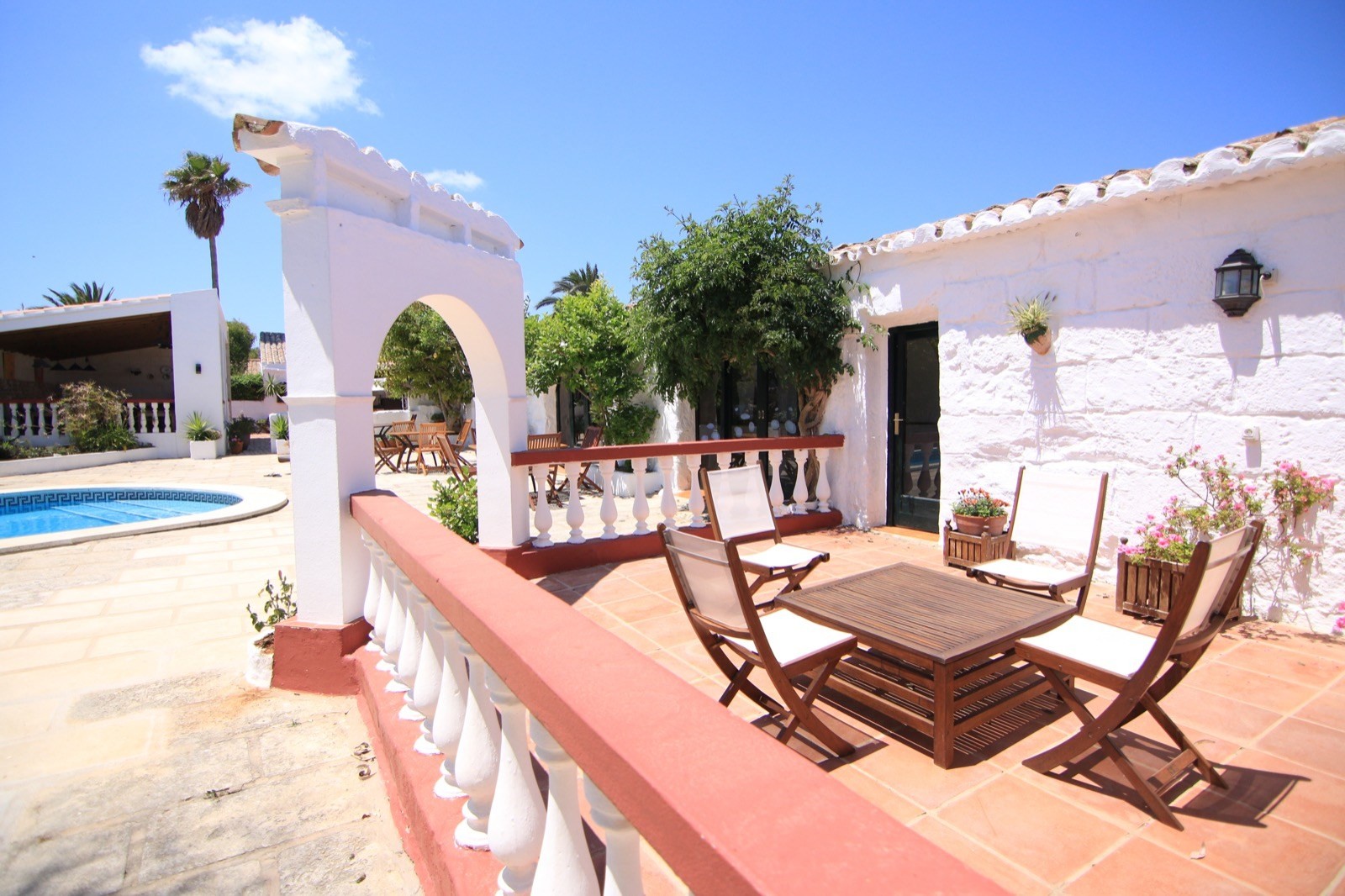 Terraza junto a la piscina