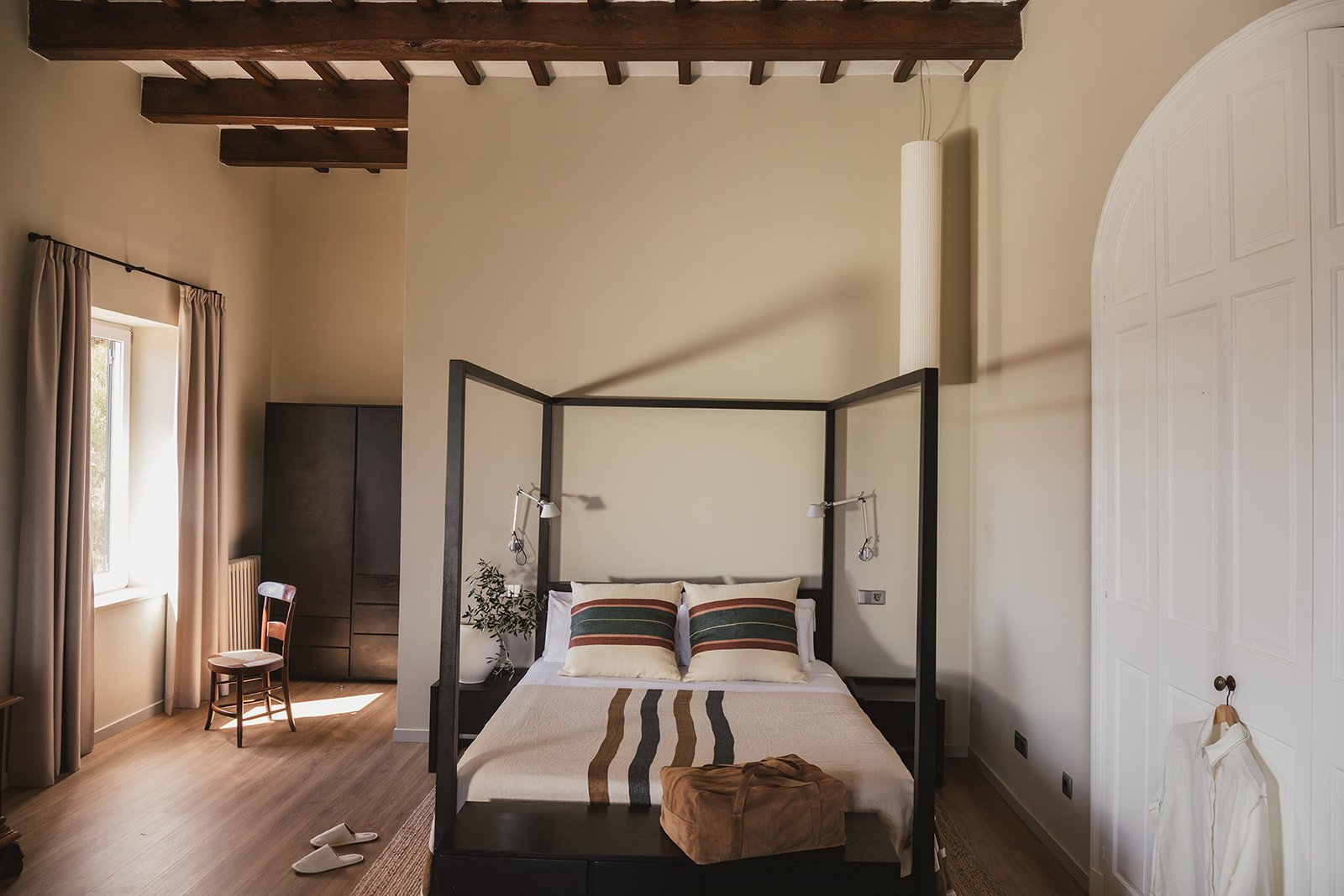 Dormitorio con dosel