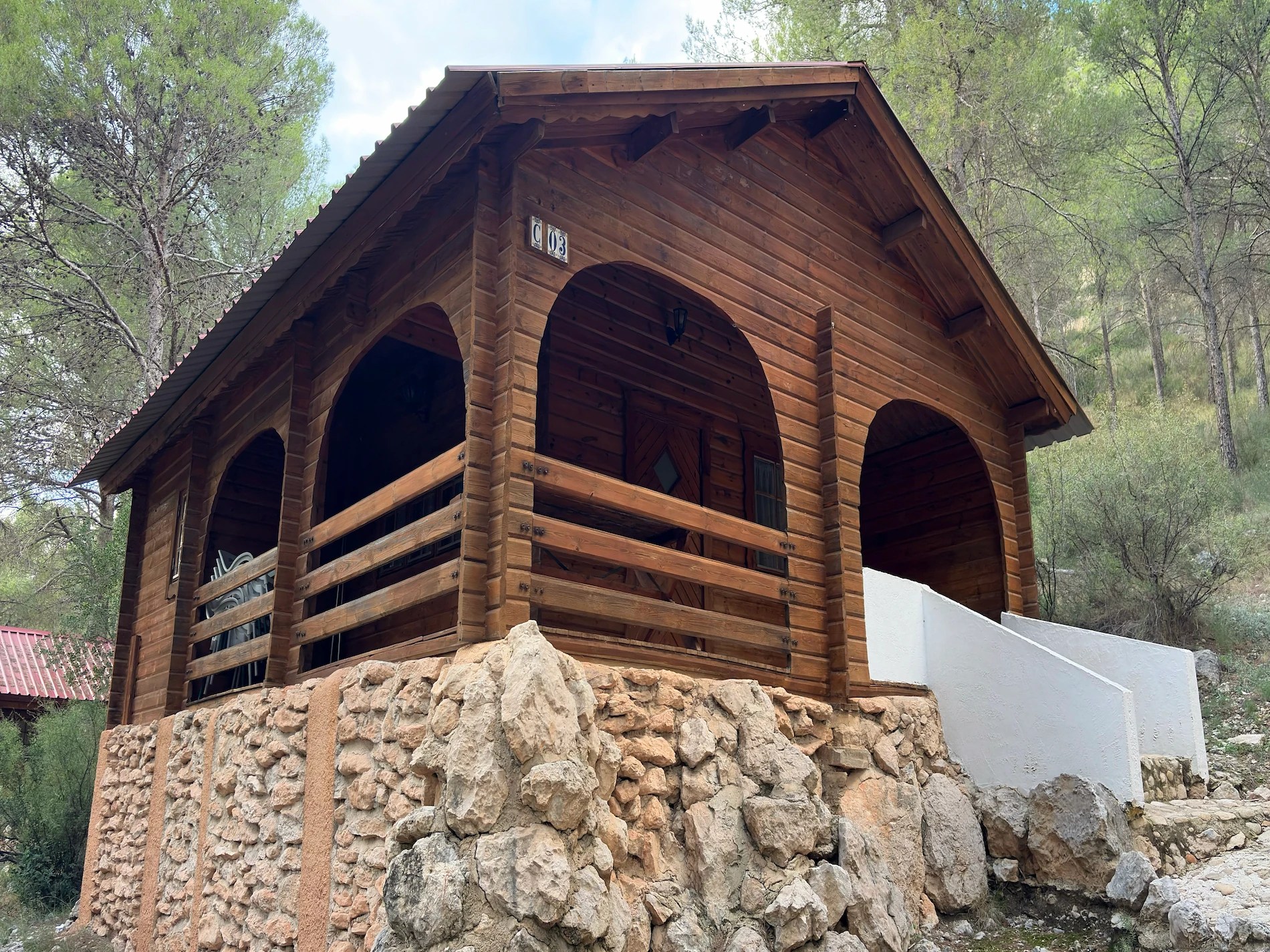 Cabaña de madera con balcón