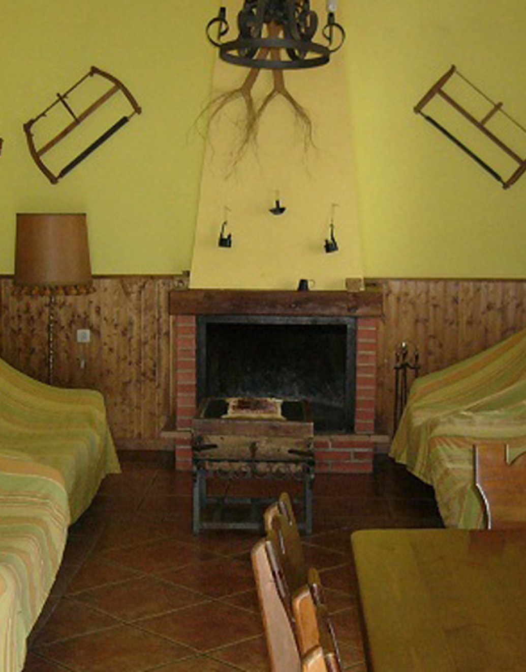 Salón con chimenea de Casa Rural La Noria
