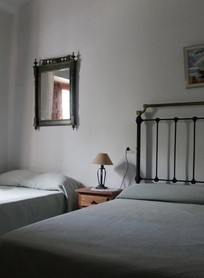 Dormitorio con dos camas de Casa Rural La Noria