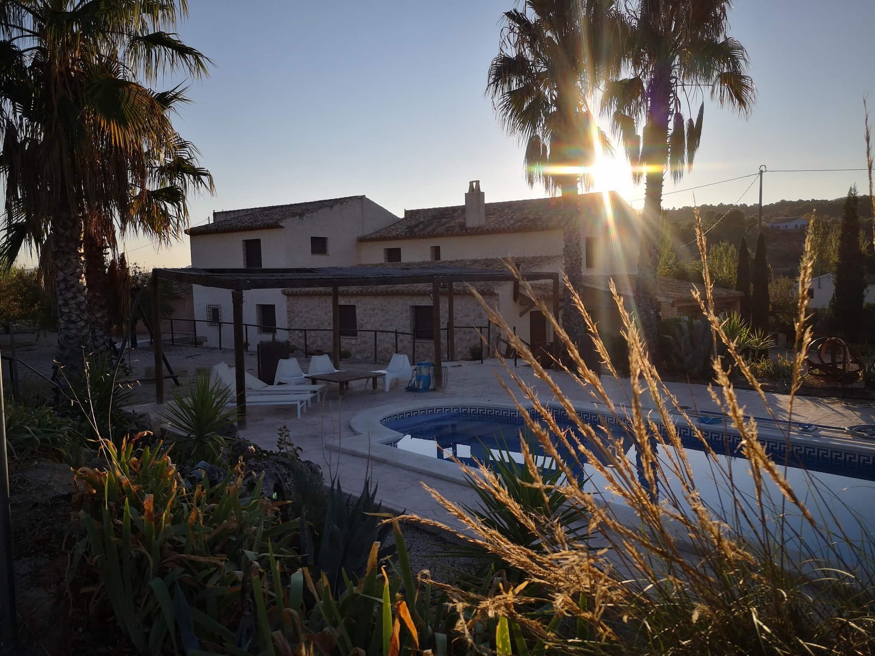 Piscina y conjunto de Casas de Ainás