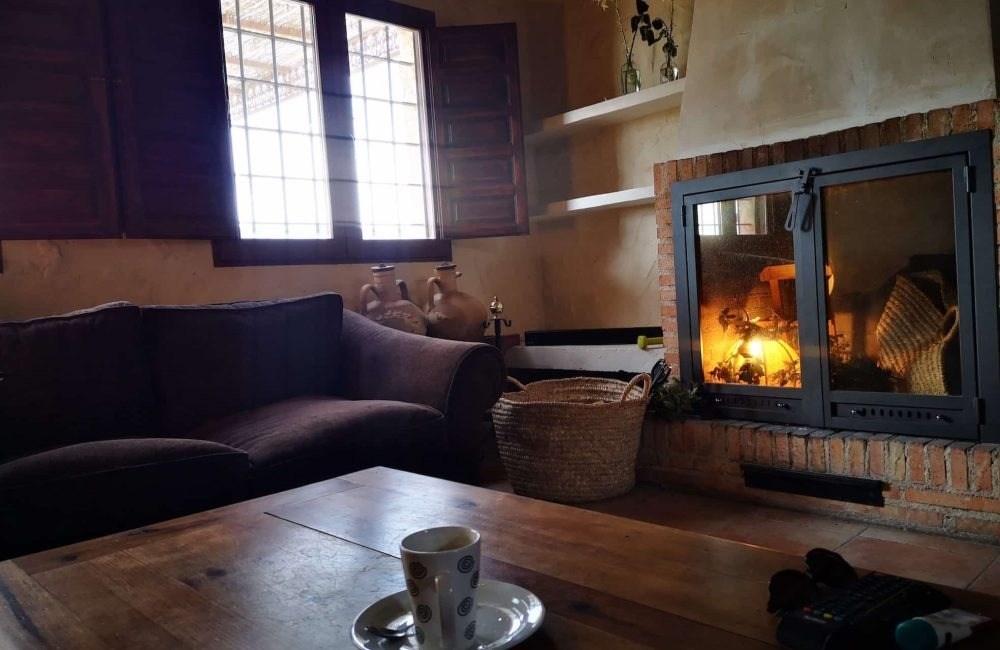 Salón con chimenea de Casa El Almendro