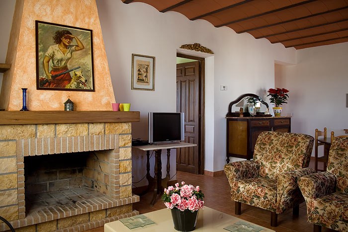 Salón con chimenea de Casa Ama o Casa Encarna