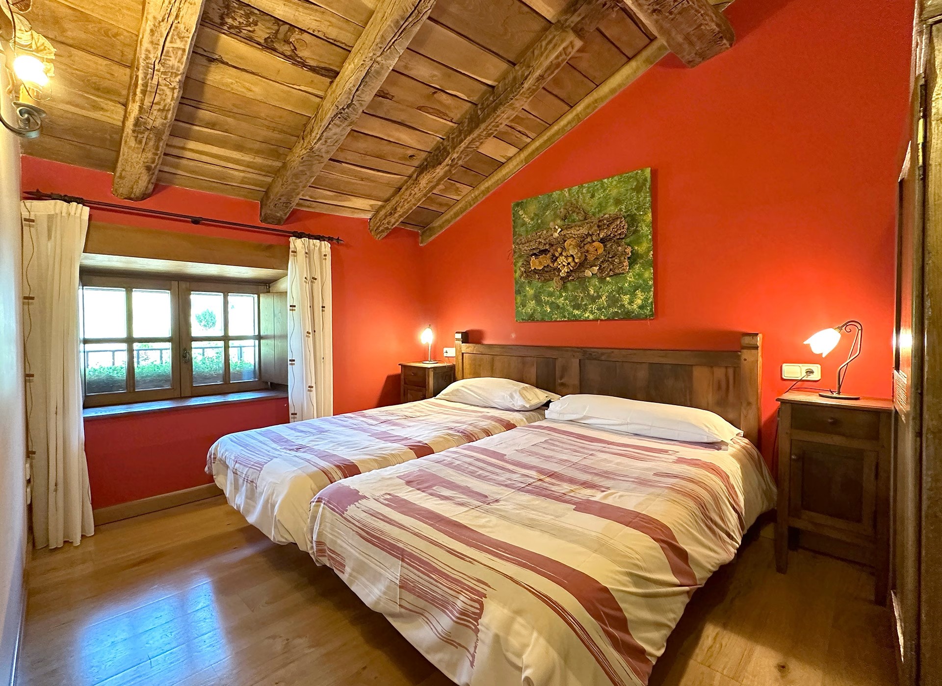 Dormitorio rojo de Casa Rural Etxeberria