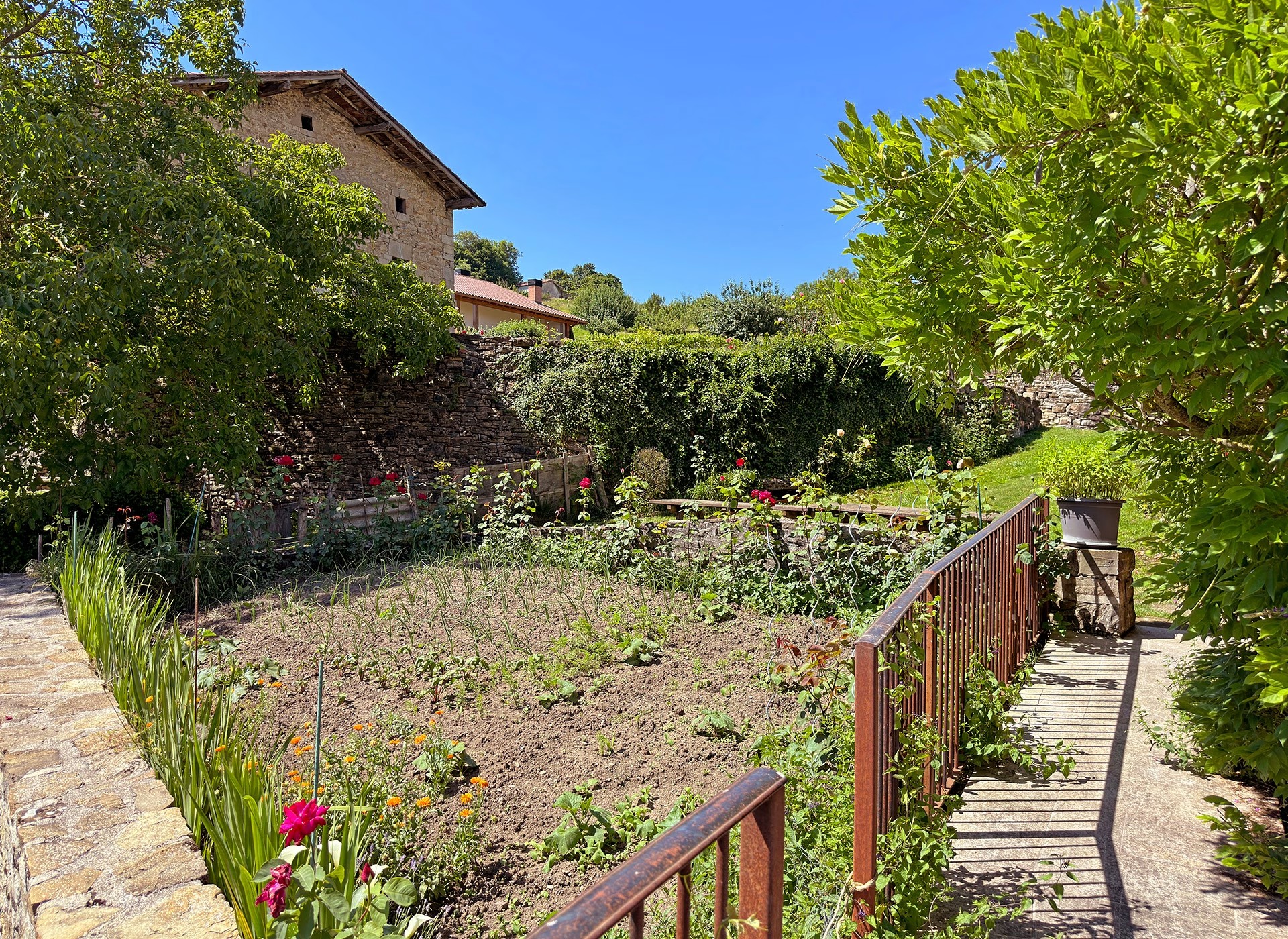 Huerta y jardín de Casa Rural Etxeberria
