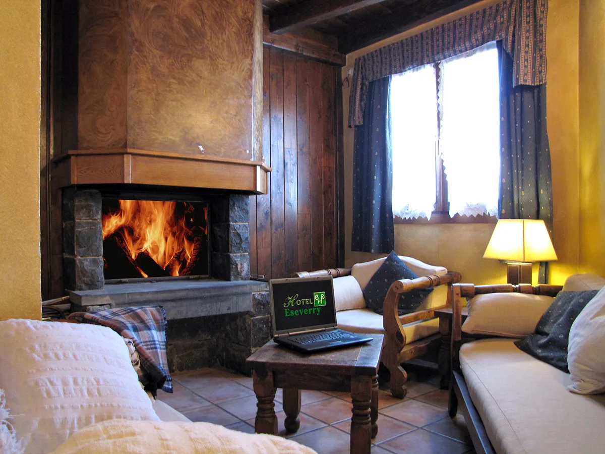 Zona de estar con chimenea del Hotel Rural Eseverry