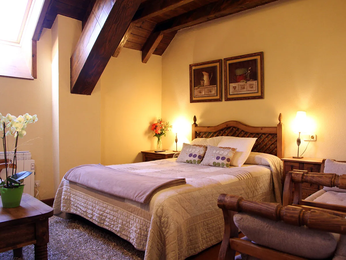 Habitación abuhardillada del Hotel Rural Eseverry