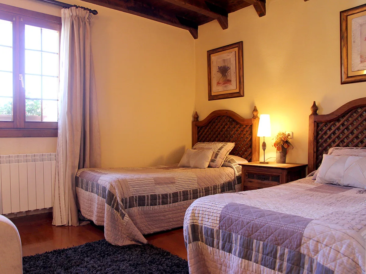 Habitación con dos camas del Hotel Rural Eseverry