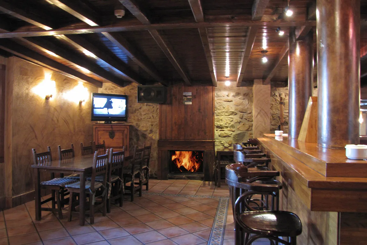 Bar con chimenea del Hotel Rural Eseverry