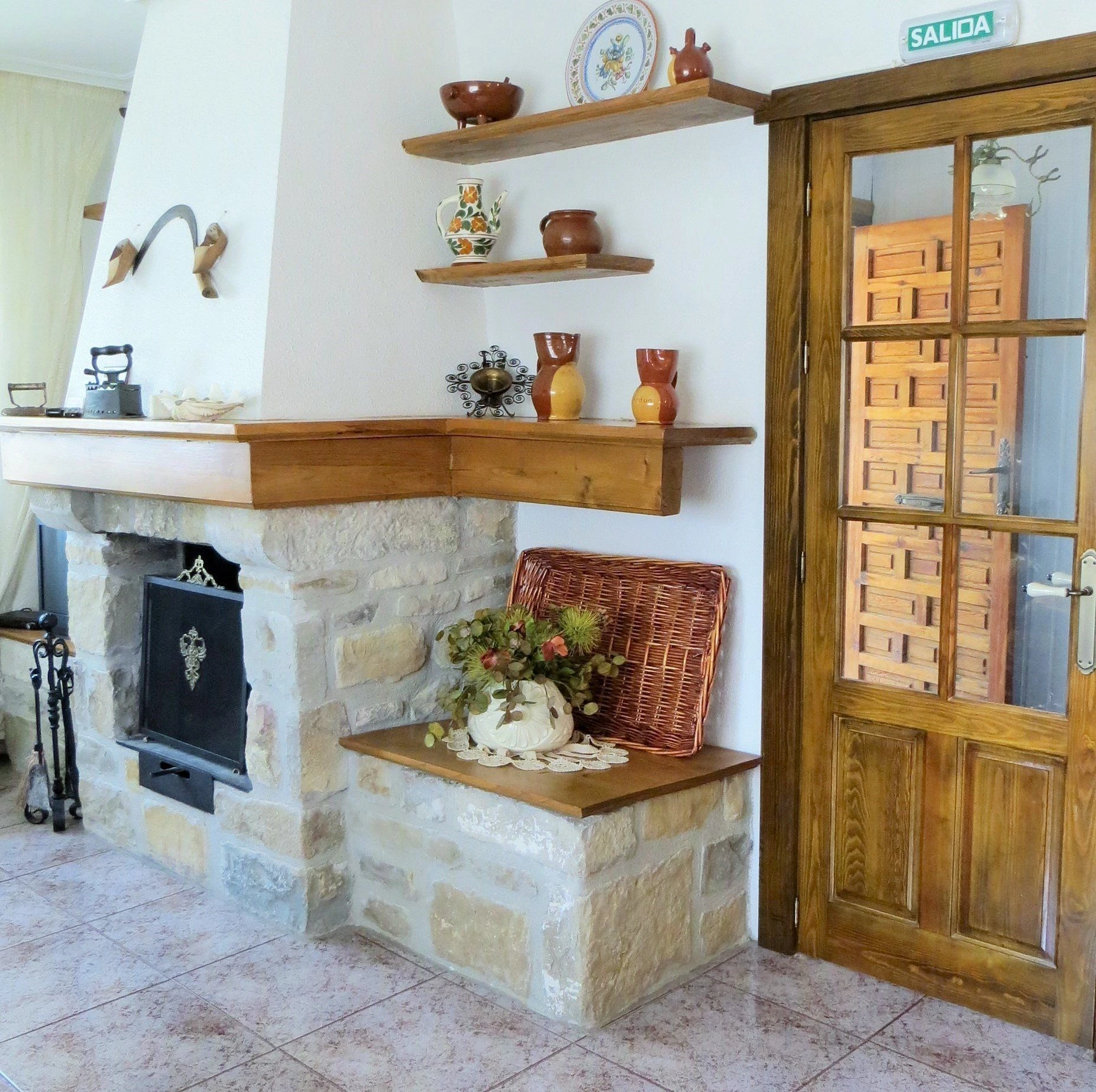 Salón con chimenea de Etxarrienea I · Etxarrienea, Salinas de Oro