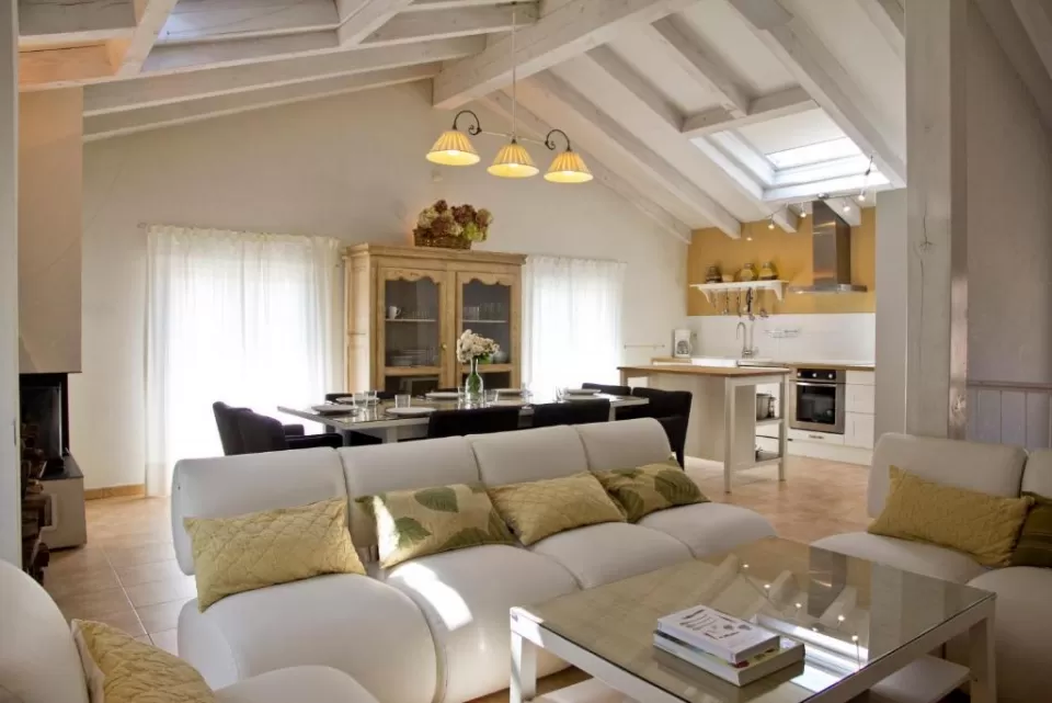 Salón y cocina de Casa Gailupa