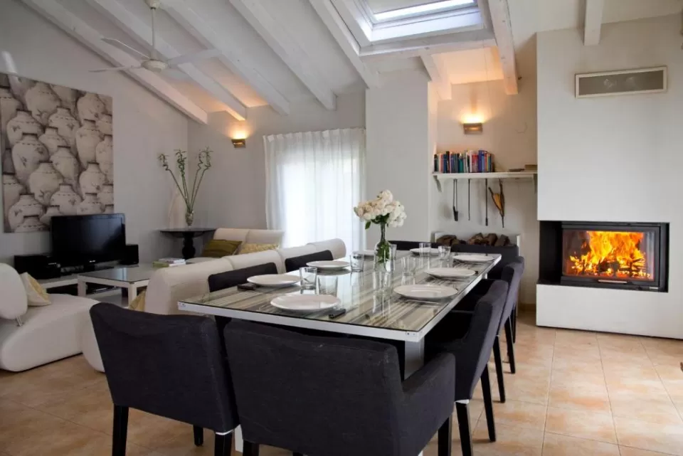 Comedor con chimenea de Casa Gailupa