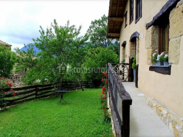 Jardín junto a la casa · Gaineko Etxea