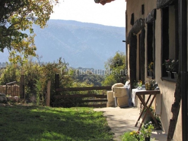 Jardín con vistas a la sierra · Gaineko Etxea