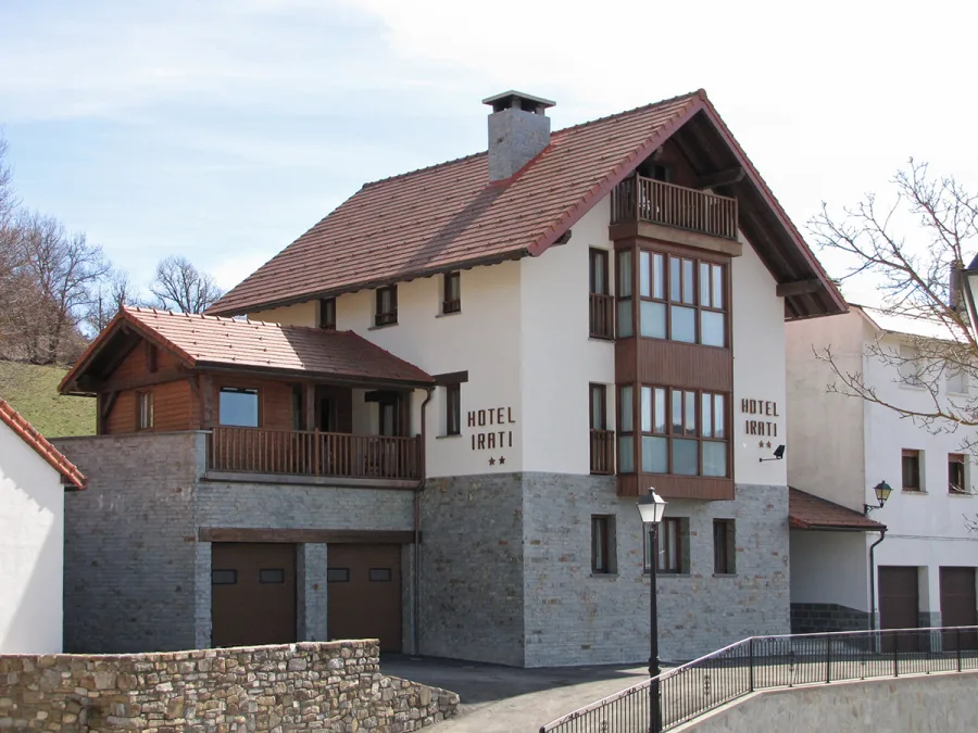 Fachada completa del Hotel Rural Irati