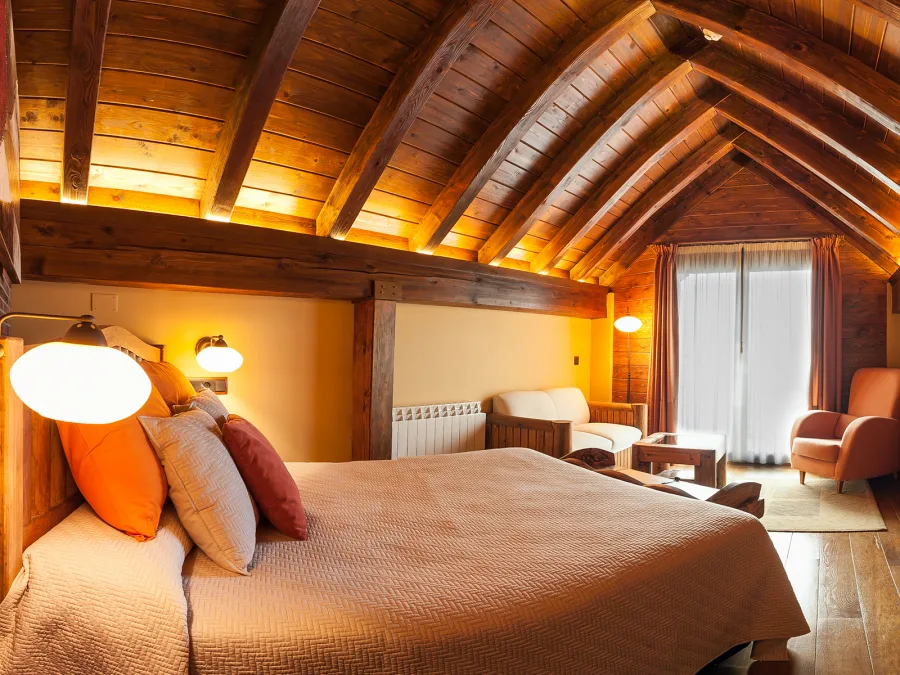 Dormitorio bajo cubierta del Hotel Rural Irati