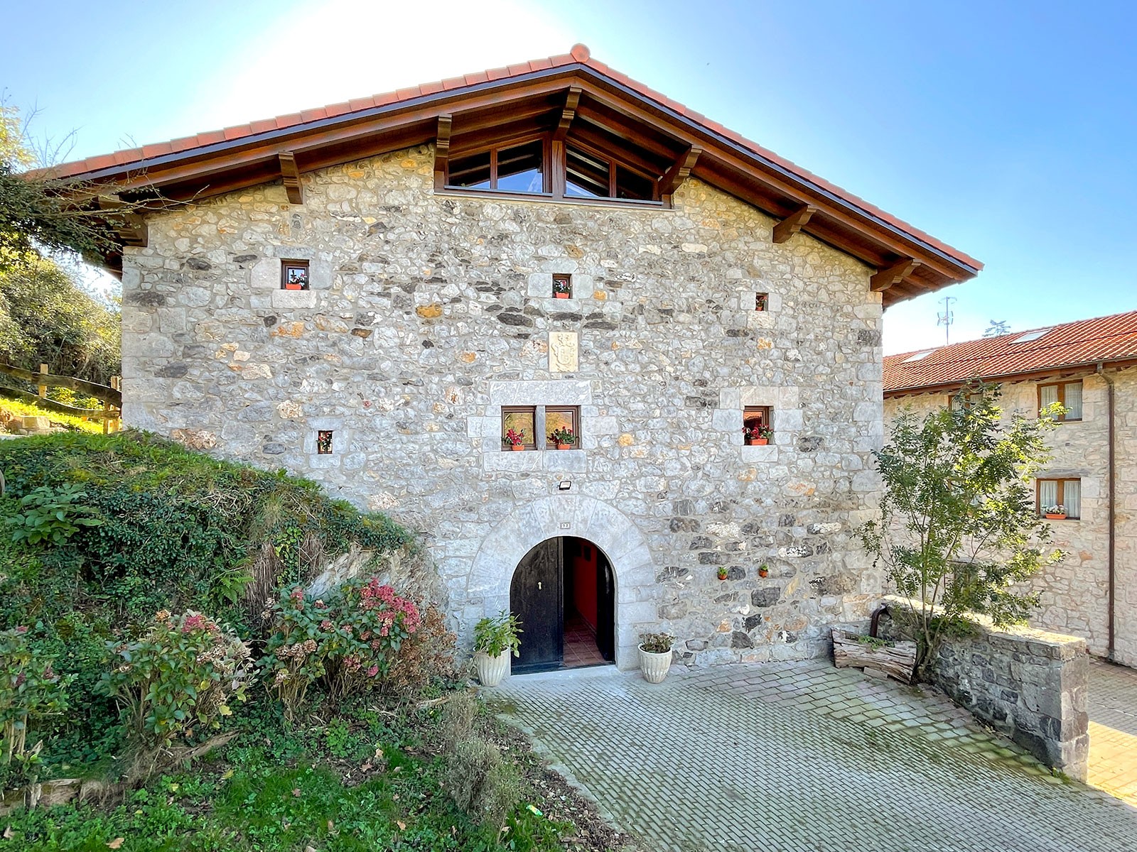 Fachada de la casona Iribesenea