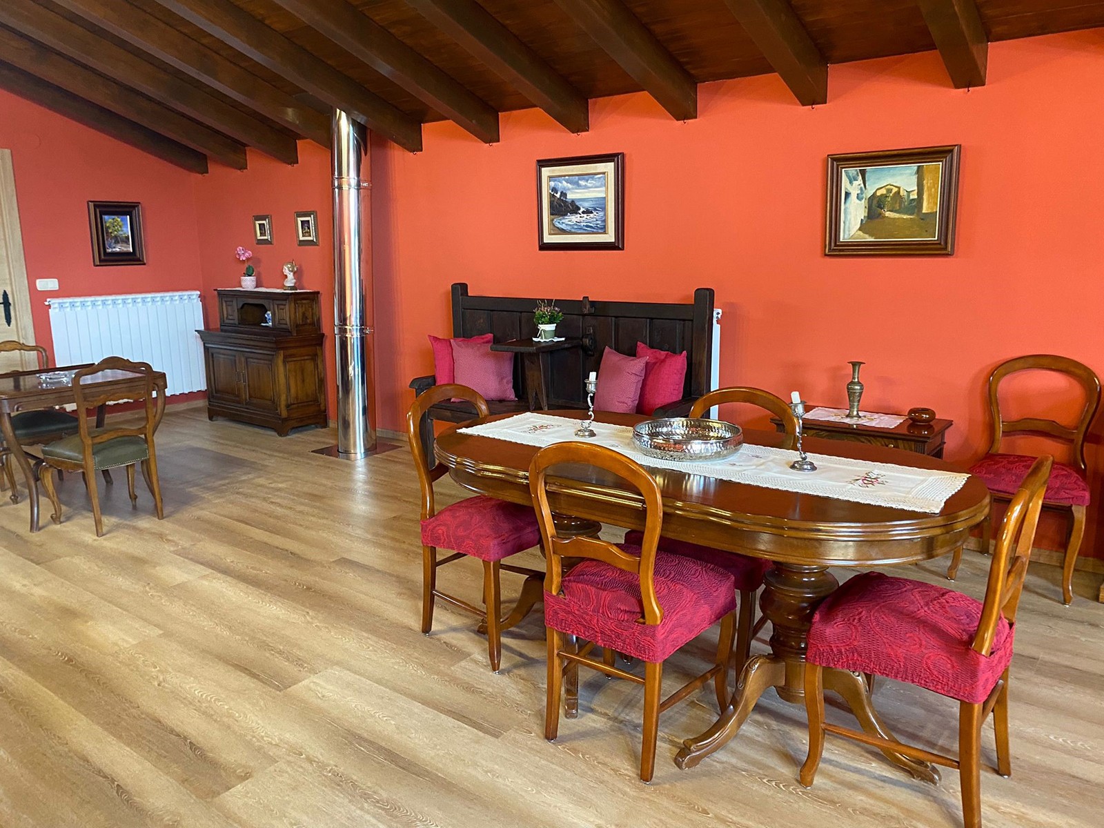 Mesa y zona de estar de Iribesenea