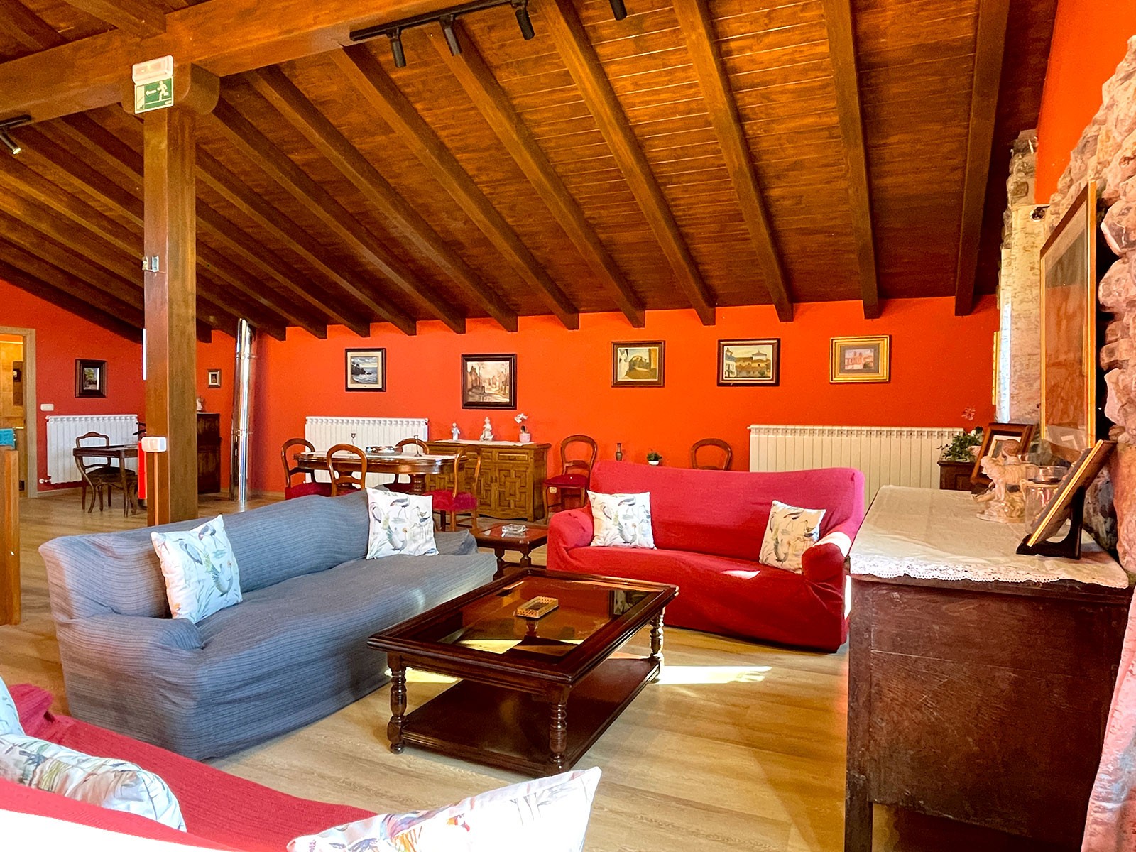 Salón superior con vigas de madera de Iribesenea