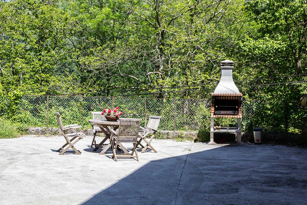 Terraza y barbacoa de Navarlaz