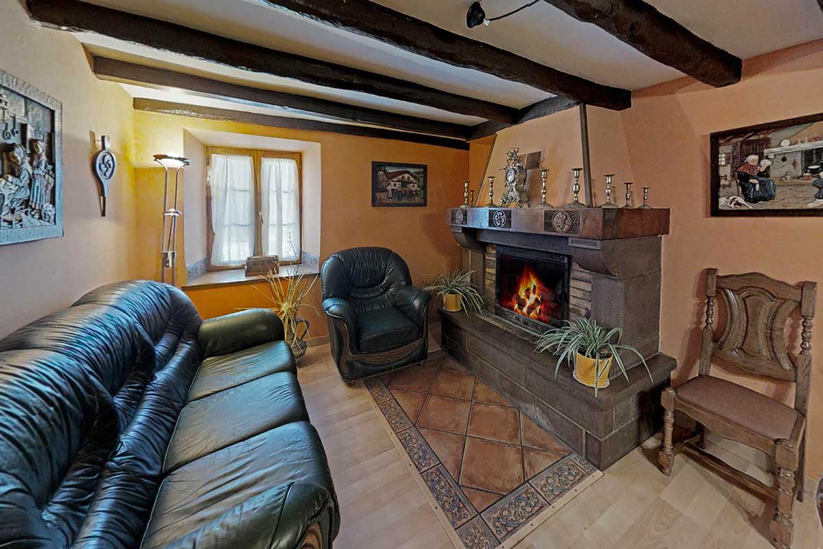 Salón con chimenea de Navarlaz