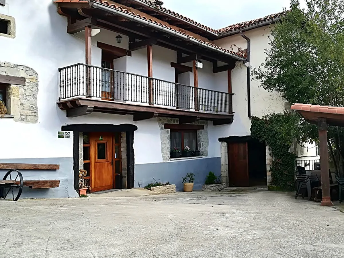 Patio y fachada de Pierresena