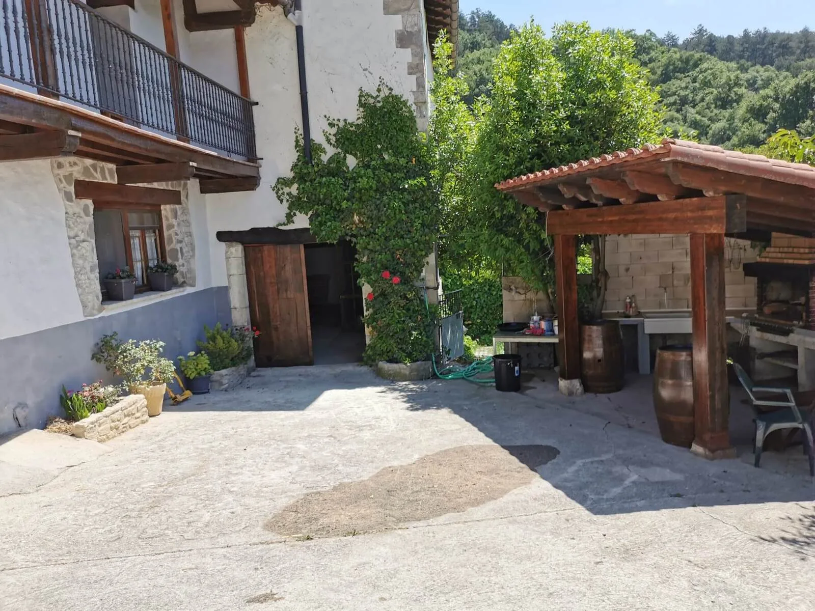 Exterior y porche de Pierresena