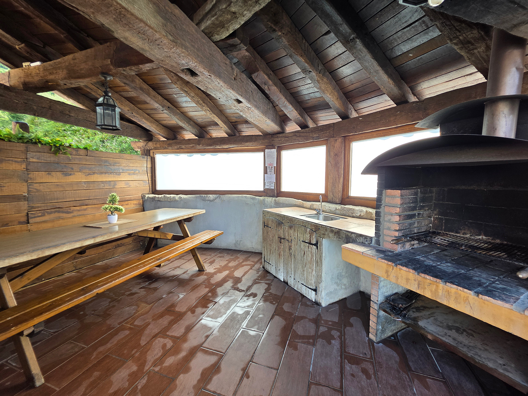 Zona exterior con barbacoa de Casa Rural Uyarra