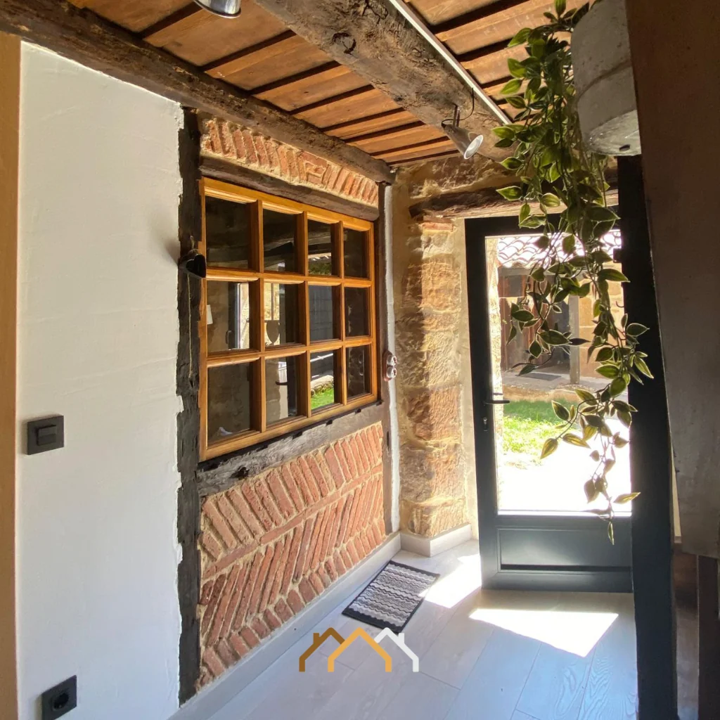 Acceso acristalado de una de las casas rurales · Las Casas de Quintanilla