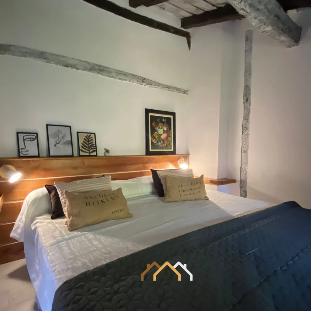 Dormitorio de una de las casas rurales · Las Casas de Quintanilla