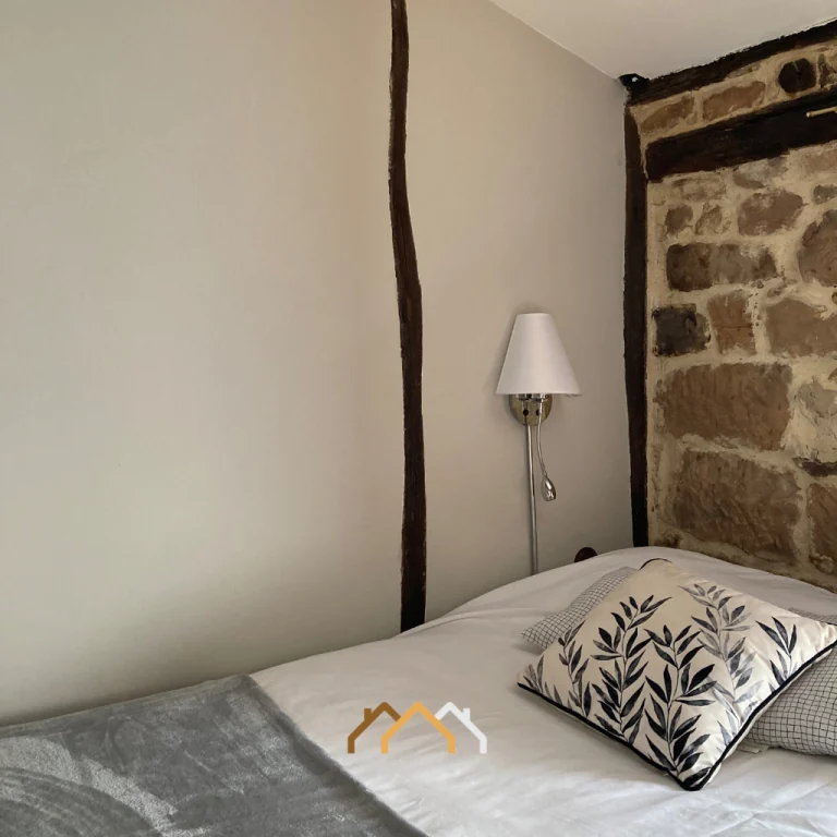 Dormitorio de una casa rural con cama doble · Las Casas de Quintanilla
