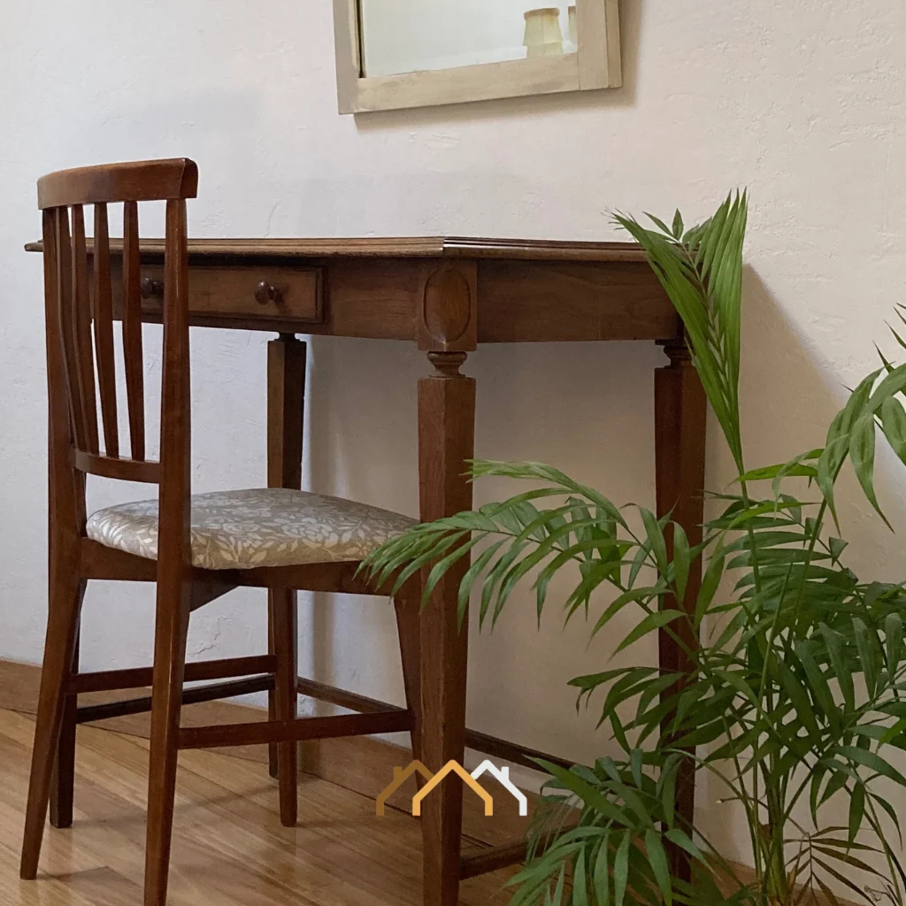 Rincón de trabajo o lectura en el interior de una casa rural · Las Casas de Quintanilla