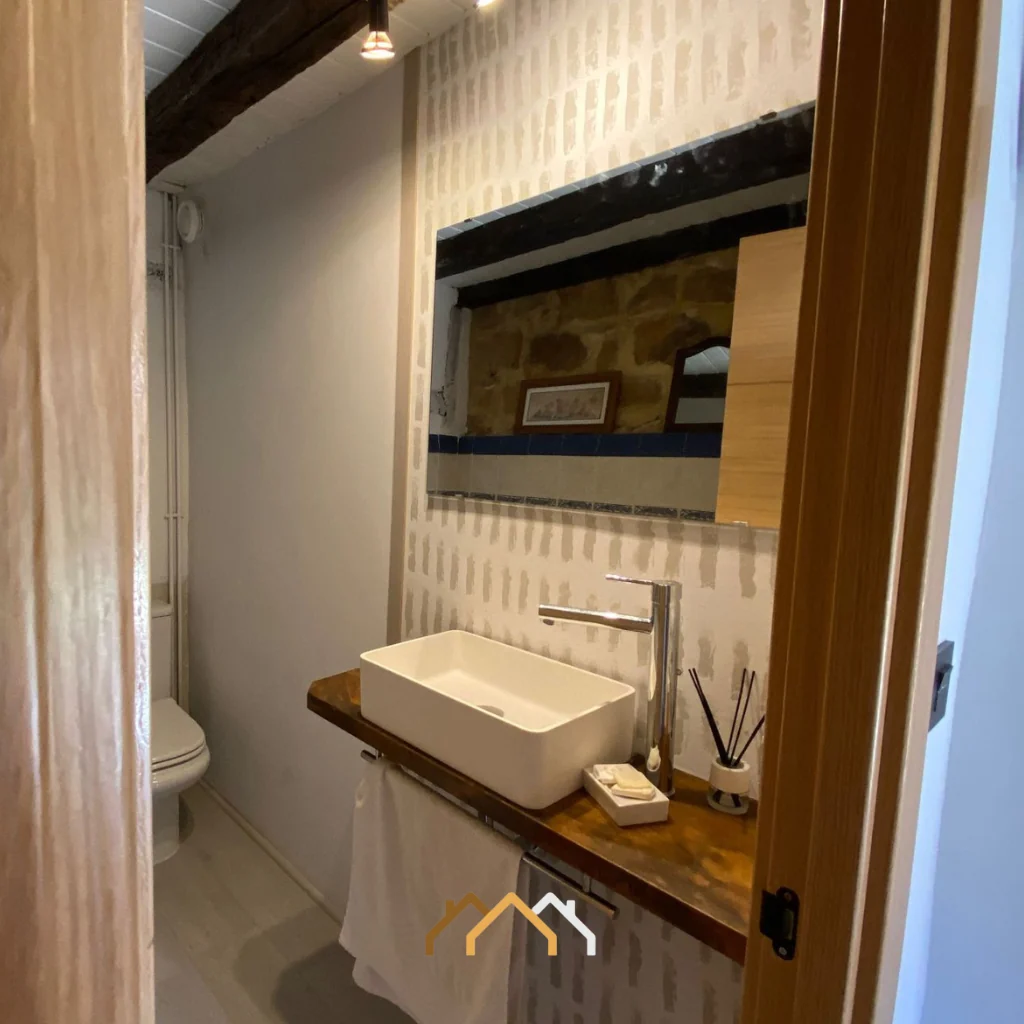 Lavabo en el baño de una de las casas rurales · Las Casas de Quintanilla