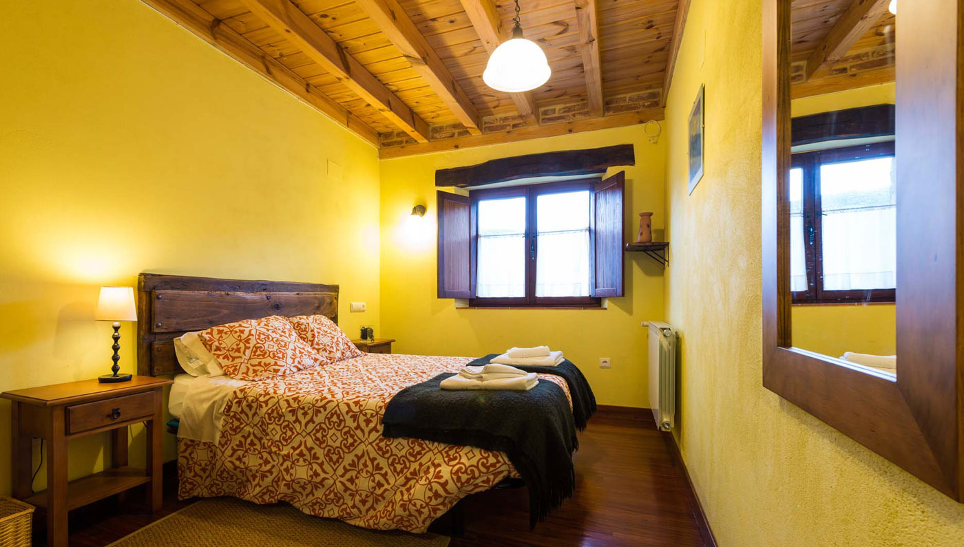Habitación doble con techo de madera en el Hotel Rural Piedra Abierta