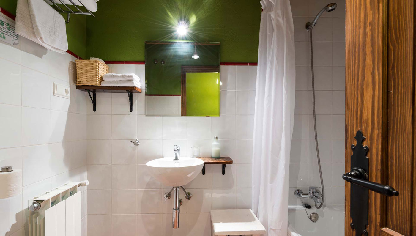 Baño completo de una de las habitaciones en el Hotel Rural Piedra Abierta