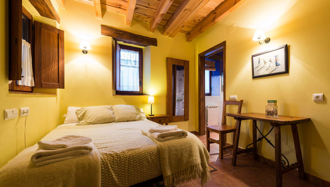 Habitación doble con cama de matrimonio en el Hotel Rural Piedra Abierta