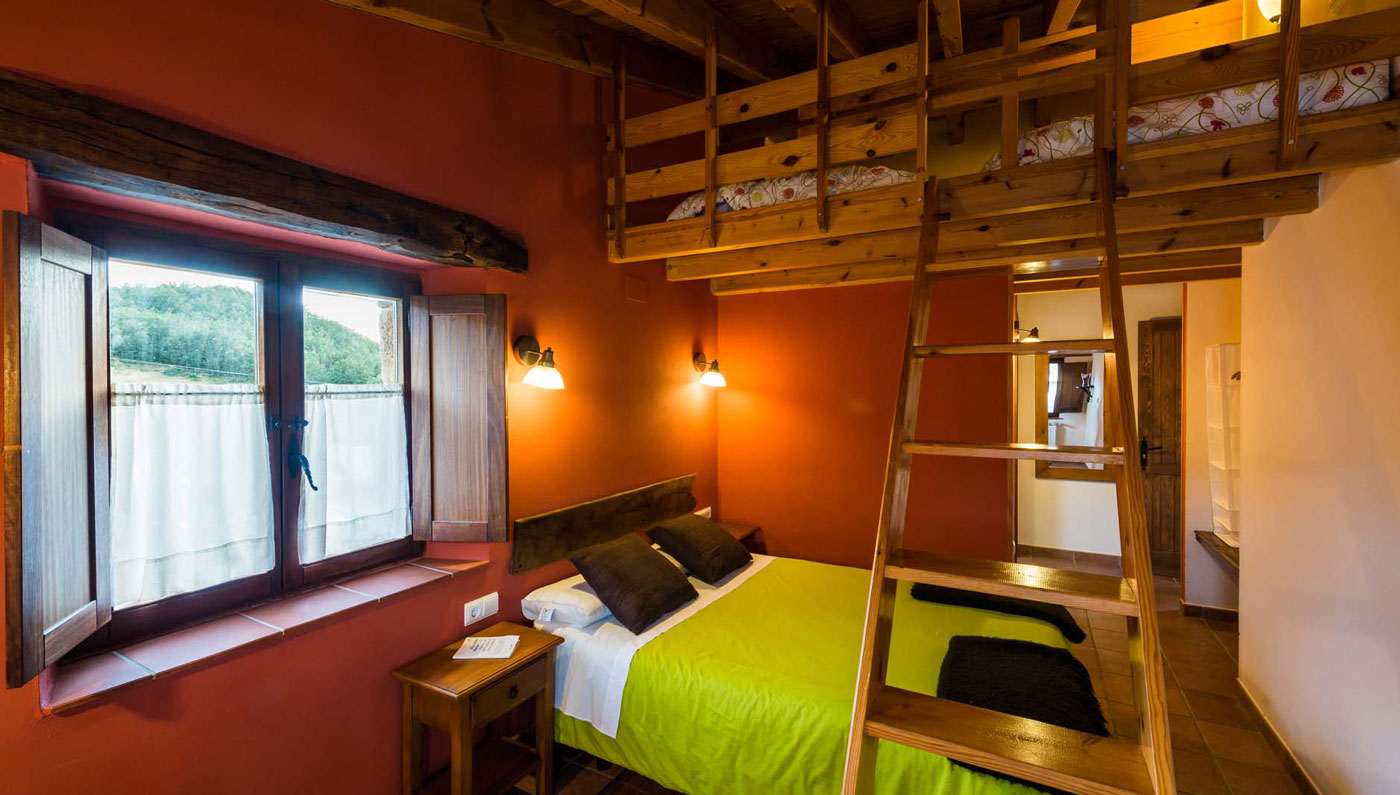 Habitación abuhardillada con altillo en el Hotel Rural Piedra Abierta