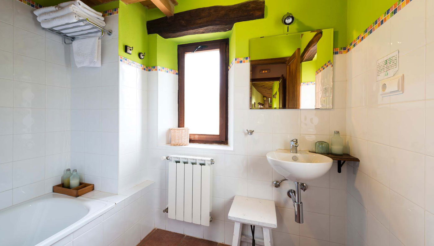 Baño con bañera en el Hotel Rural Piedra Abierta