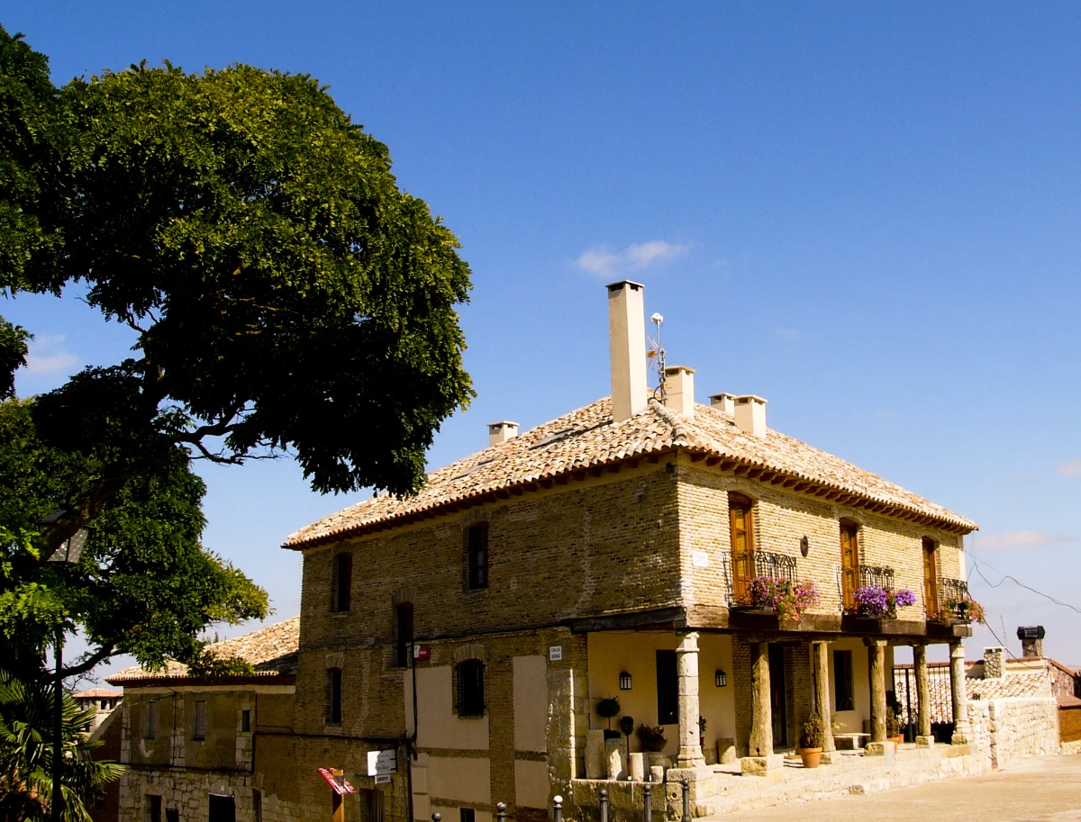 Fachada del hotel y jardín en Támara de Campos