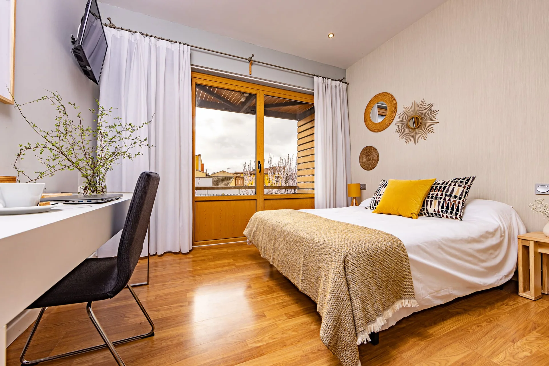 Detalle de habitación con balcón del Eco Hotel Terrafranca en Frómista, Palencia