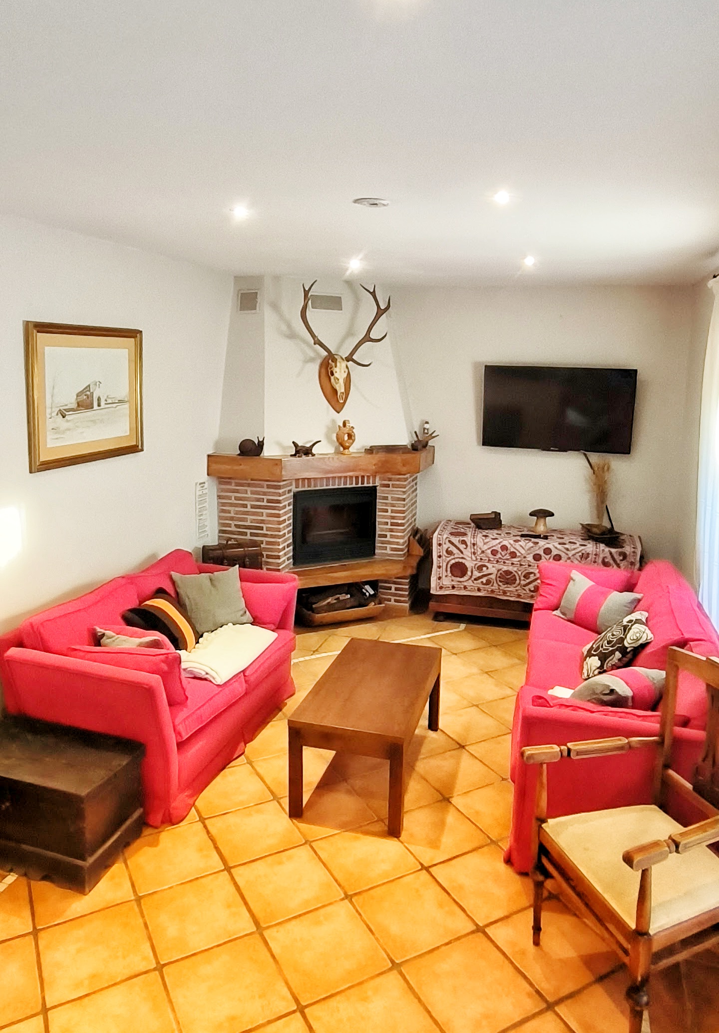 Salón con chimenea de El Portal del Cerrato