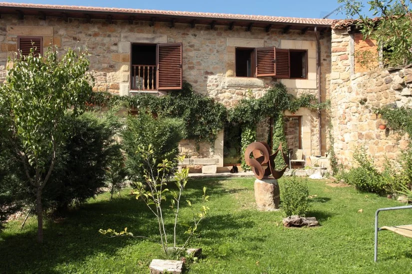 Fachada y entrada de Casa Rural La Galana en Nestar