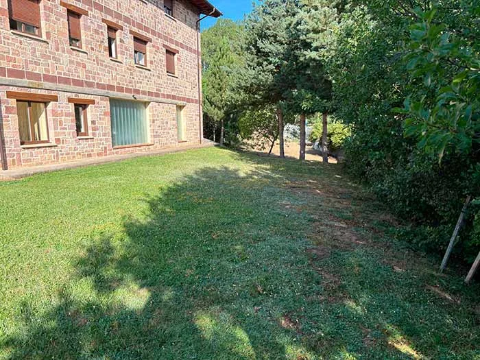 Jardín y fachada de Casa Llosa · Casa Llosa, San Salvador de Cantamuda