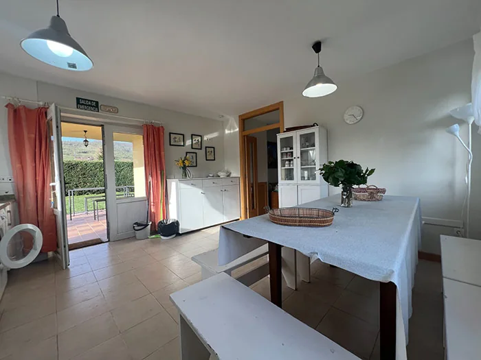 Cocina exterior con comedor · Casa Llosa, San Salvador de Cantamuda