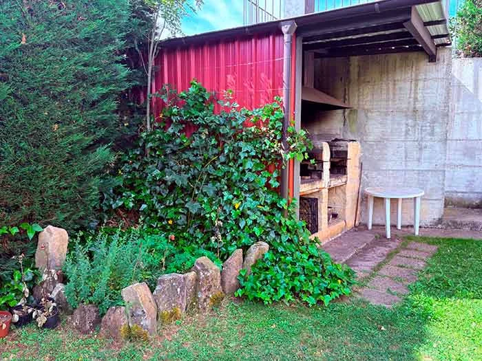 Zona exterior de barbacoa · Casa Llosa, San Salvador de Cantamuda