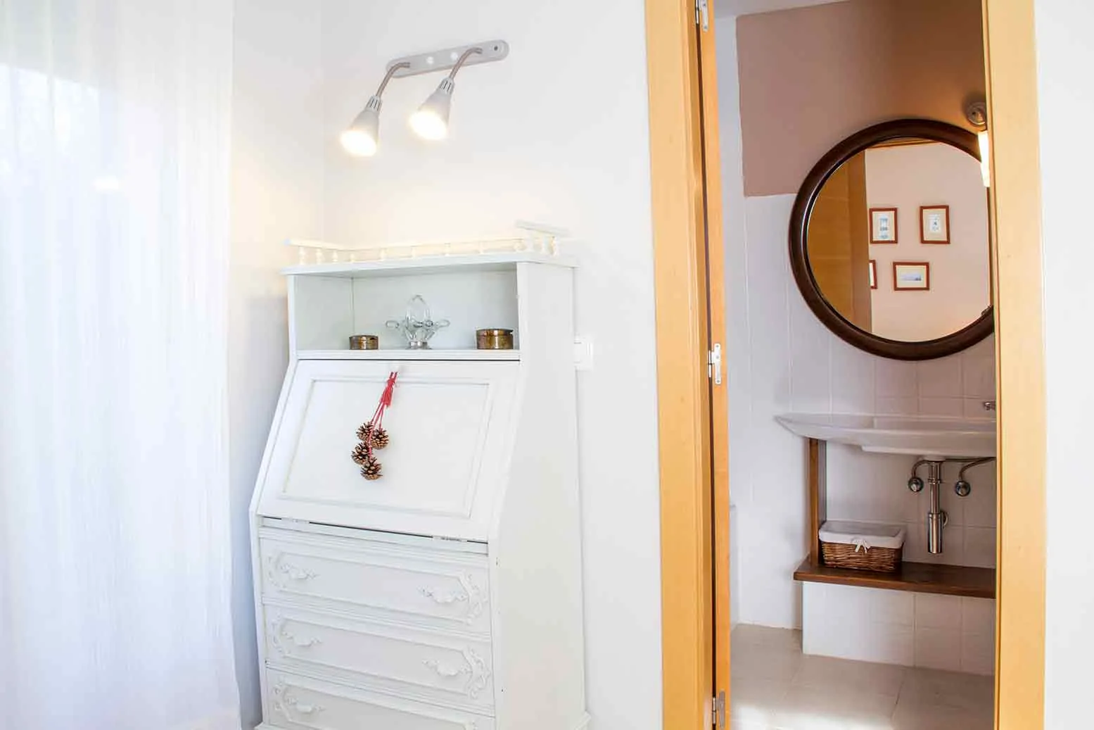 Salón de una de las viviendas · Casa Llosa, San Salvador de Cantamuda